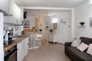 Fridge, microwave, oven, stovetop - Apartment 'Vista al Paraíso' with Sea Views, Private Terraces and Wi-Fi (El Pris)