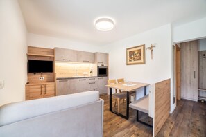 TV - Holiday Apartment "Parigger Apt Lavendel" with Mountain View, Shared Garden and Wi-Fi (Racines)