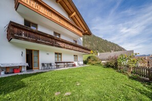 Exterior - Holiday Apartment "Parigger Apt Lavendel" with Mountain View, Shared Garden and Wi-Fi (Racines)