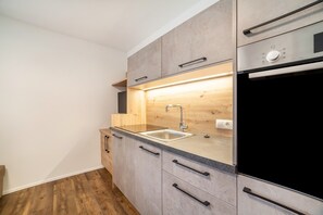 Fridge, oven, stovetop, dishwasher - Holiday Apartment "Parigger Apt Lavendel" with Mountain View, Shared Garden and Wi-Fi (Racines)