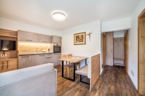 Interior - Holiday Apartment "Parigger Apt Lavendel" with Mountain View, Shared Garden and Wi-Fi (Racines)