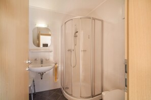 Shower, towels - Holiday Apartment "Parigger Apt Zirbe" with Private Balcony, Shared Garden and Wi-Fi (Racines)