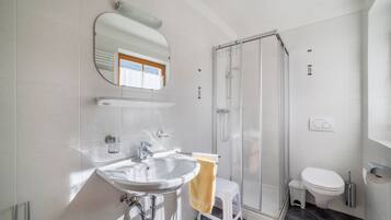 Een douche, handdoeken