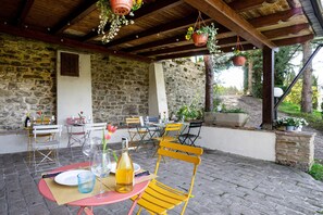 Outdoor dining - Apartment 'Glicine ad Antico Casale '700' with Shared Pool & Wi-Fi (Umbertide)