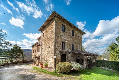 Apartment 'Glicine ad Antico Casale '700' with Shared Pool & Wi-Fi