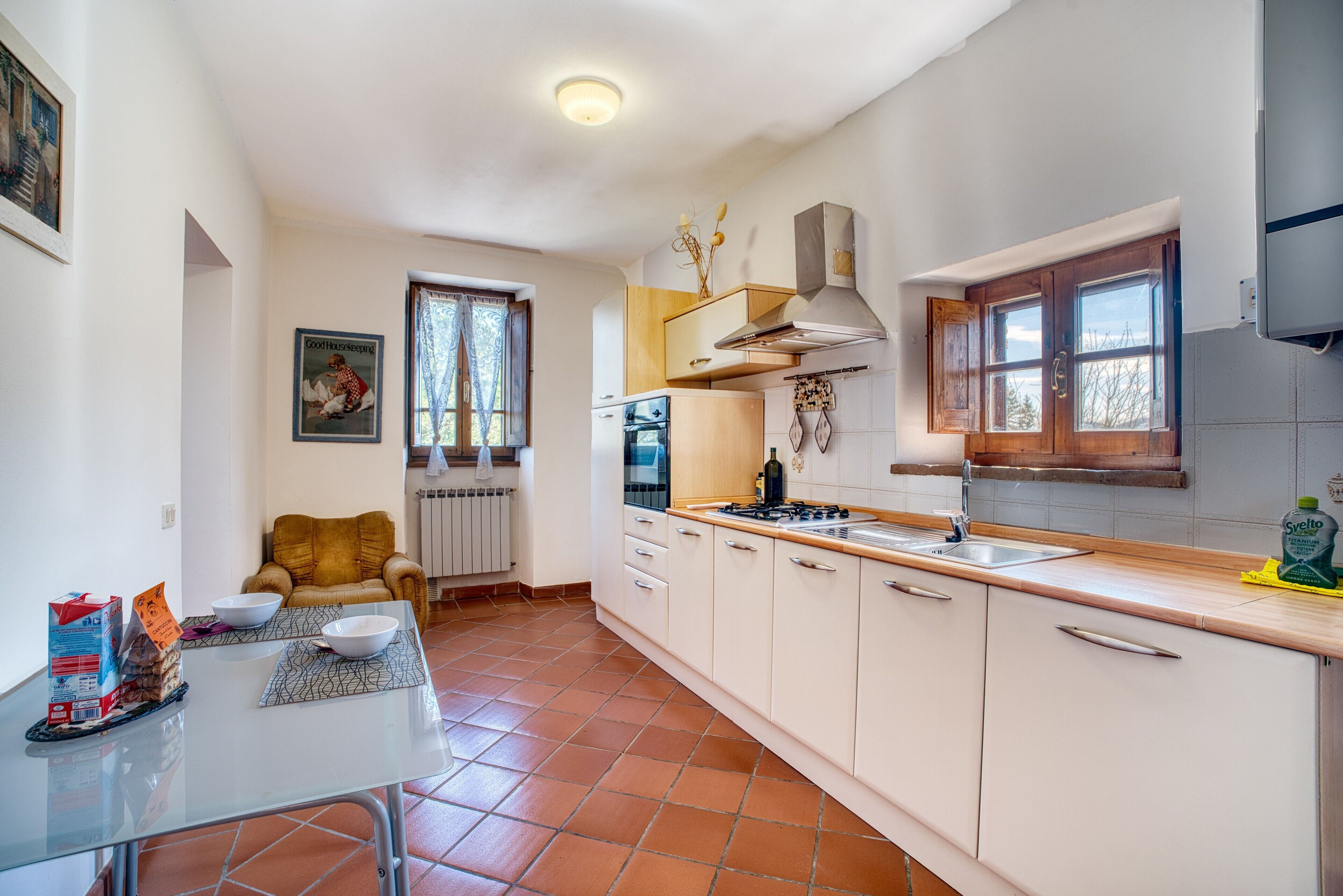 Køleskab, ovn, kogeplade, højstol