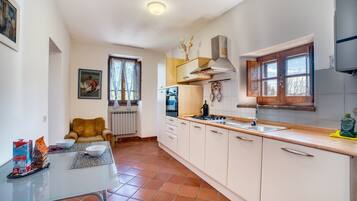 Køleskab, ovn, kogeplade, højstol