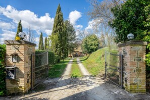 Property grounds - Apartment 'Lavanda ad Antico Casale '700' with Shared Pool & Wi-Fi (Umbertide)