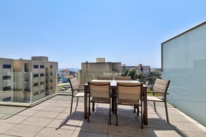 Outdoor dining - Holiday Apartment 'Sublime Mundo' with Shared Pool, Balcony & Wi-Fi (Apúlia)