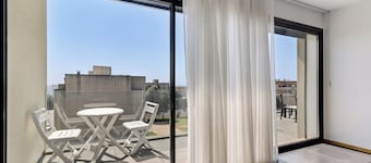 Holiday Apartment 'Sublime Mundo' with Shared Pool, Balcony & Wi-Fi