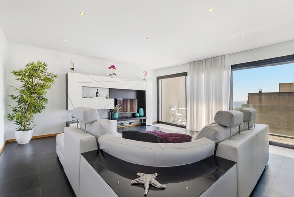 TV - Holiday Apartment 'Sublime Mundo' with Shared Pool, Balcony & Wi-Fi (Apúlia)