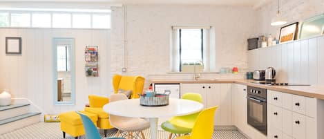 Kühlschrank, Mikrowelle, Ofen, Geschirrspüler