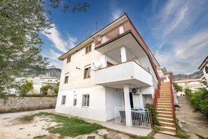 Exterior - Holiday Home "Casa Via del Cisto" with Terrace & Wi-Fi (Calagonone)