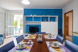 Dining - Holiday Home "Casa Via del Cisto" with Terrace & Wi-Fi (Calagonone)