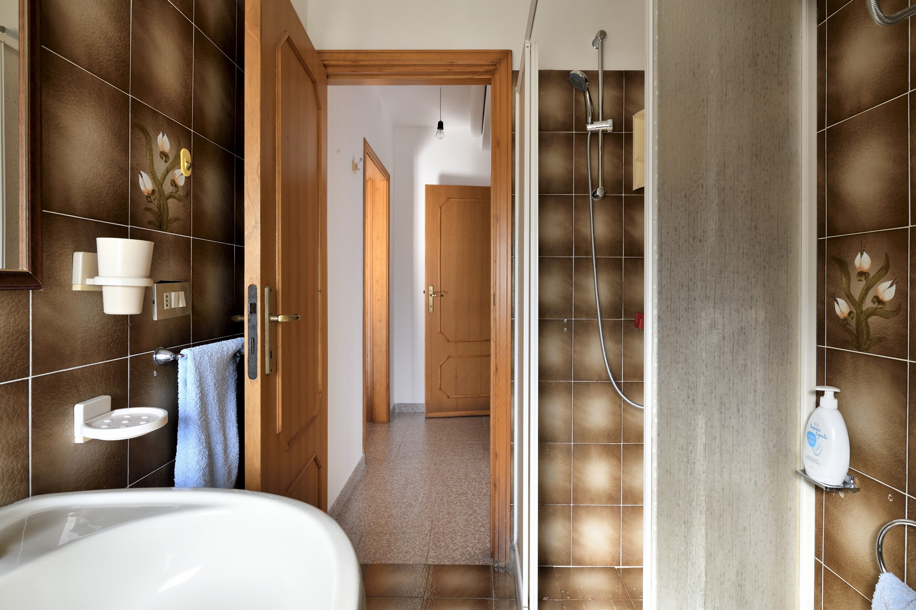 Douche, sèche-cheveux, serviettes fournies
