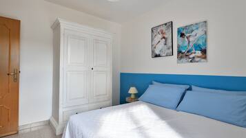 3 slaapkamers, een strijkplank/strijkijzer, gratis wifi, beddengoed