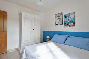 3 bedrooms, iron/ironing board, free WiFi, bed sheets - Holiday Home "Casa Via del Cisto" with Terrace & Wi-Fi (Calagonone)