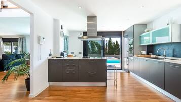 Jääkaappi, mikroaaltouuni, uuni, liesi