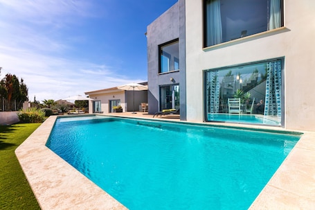 Pool. Holiday Home 'Villa La Primera' with Shared Pool & Wi-Fi