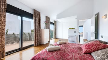 3 slaapkamers, een strijkplank/strijkijzer, gratis wifi, beddengoed