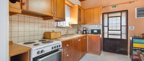 Réfrigérateur, four, plaque de cuisson, cafetière/bouilloire