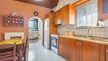 Fridge, oven, stovetop, coffee/tea maker