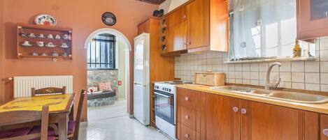 Fridge, oven, stovetop, coffee/tea maker