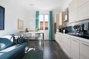 Fridge, microwave, oven, stovetop - Apartment "Holiday Cinque Terre" with Mountain View, Balcony & Wi-Fi (La Spezia SP)