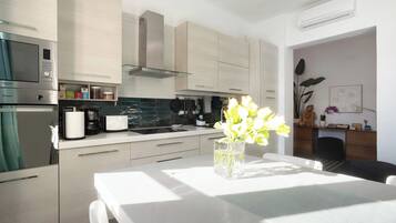 Refrigerador, microondas, horno y parrilla de estufa