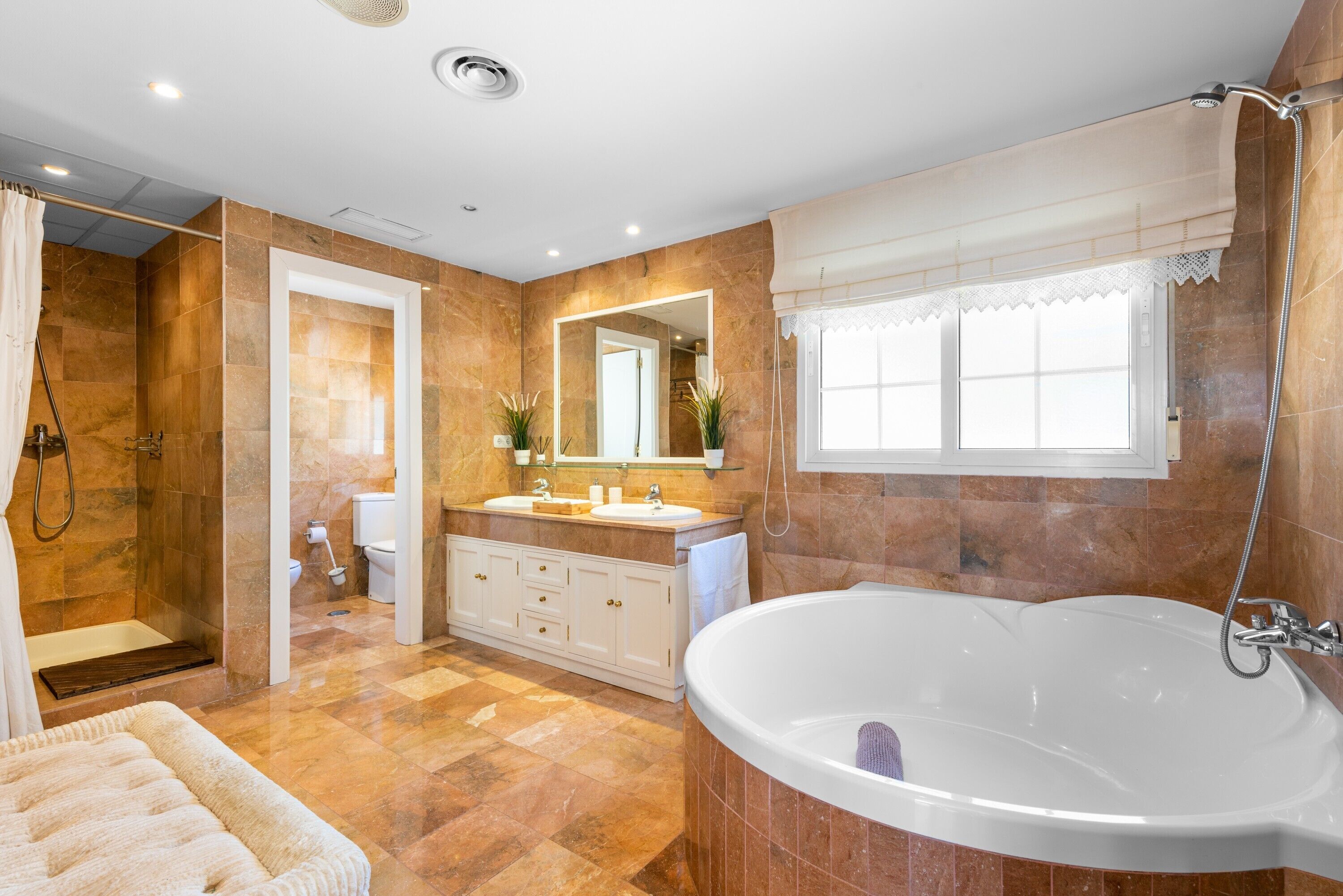 Badewanne, Haartrockner, Handtücher