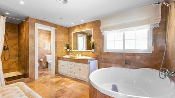 Badewanne, Haartrockner, Handtücher