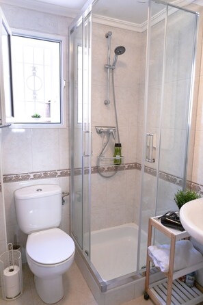 Baignoire, sèche-cheveux, serviettes fournies