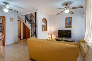 Een televisie, een dvd-speler en een stereo