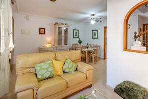 Een televisie, een dvd-speler en een stereo