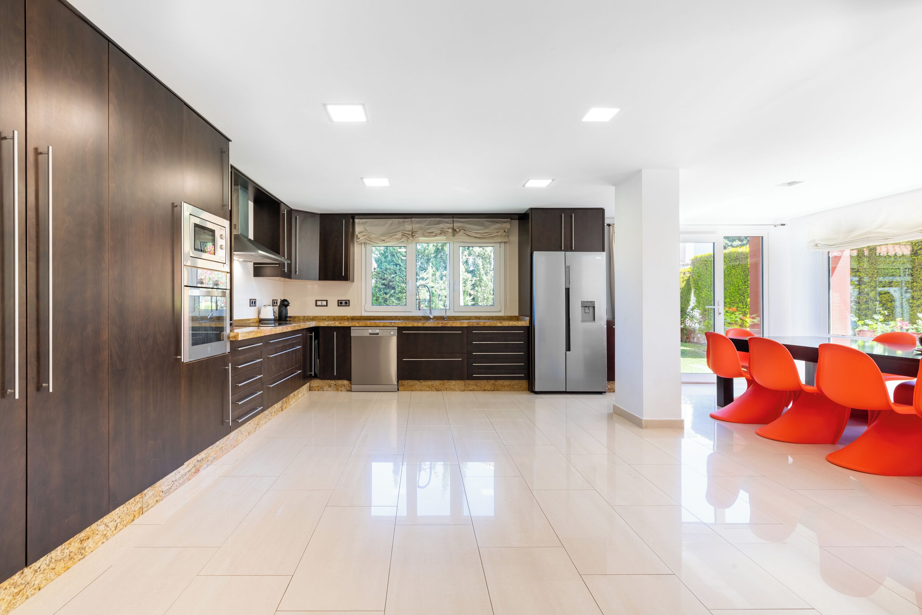 Køleskab, mikrobølgeovn, ovn, kogeplade