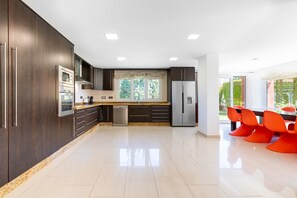 Fridge, microwave, oven, stovetop - Villa 'Ohana 1 Luxury Villa' near Beach with Heated Pool, Terrace & Wi-Fi (Málaga)