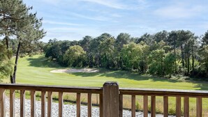 A golf course with a wooden deck in the foreground. - Apartment "Bisbau" with Private Terrace, Private Garden & Shared Pools (Moliets-et-Maa)