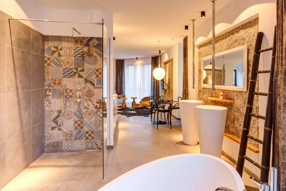 Secador de pelo, piso con calefacción en el baño, toallas