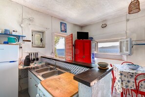 Fridge, oven, stovetop, coffee/tea maker