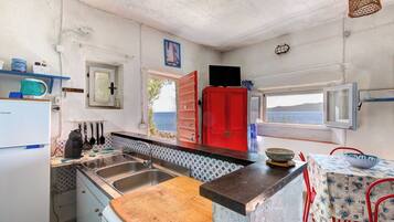 Een koelkast, een oven, een kookplaat, een koffiezetapparaat/waterkoker