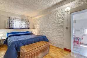 1 bedroom, bed sheets