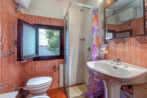 Regadera, secadora de cabello, toallas 