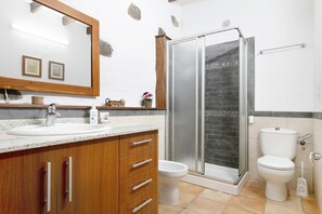 Regadera, secadora de cabello, toallas 