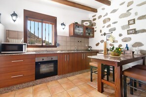 Fridge, microwave, oven, stovetop - Chalet 'Casa Abuela Fela' with Mountain View, Private Pool & Wi-Fi (VEGA DE SAN MATEO)