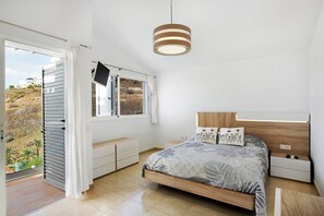 3 slaapkamers, een strijkplank/strijkijzer, gratis wifi, beddengoed