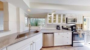 Fridge, microwave, oven, stovetop - Tivoli 5246: Golf cart, Free Wi-Fi, Pet Friendly, Walk to Beach, Golf Course (Miramar Beach)