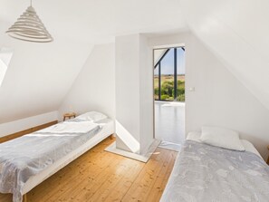 4 bedrooms, iron/ironing board, wheelchair access