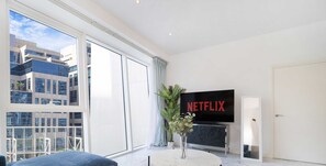 Deluxe-Apartment | Wohnzimmer | 55-Zoll-Smart-TV mit Kabelempfang, Fernseher, Netflix