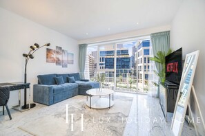 Deluxe Apartment | Living room | 55-inch Smart TV with cable channels, TV, Netflix - LUX - The Pad Executive Suite 4 (Dubai)