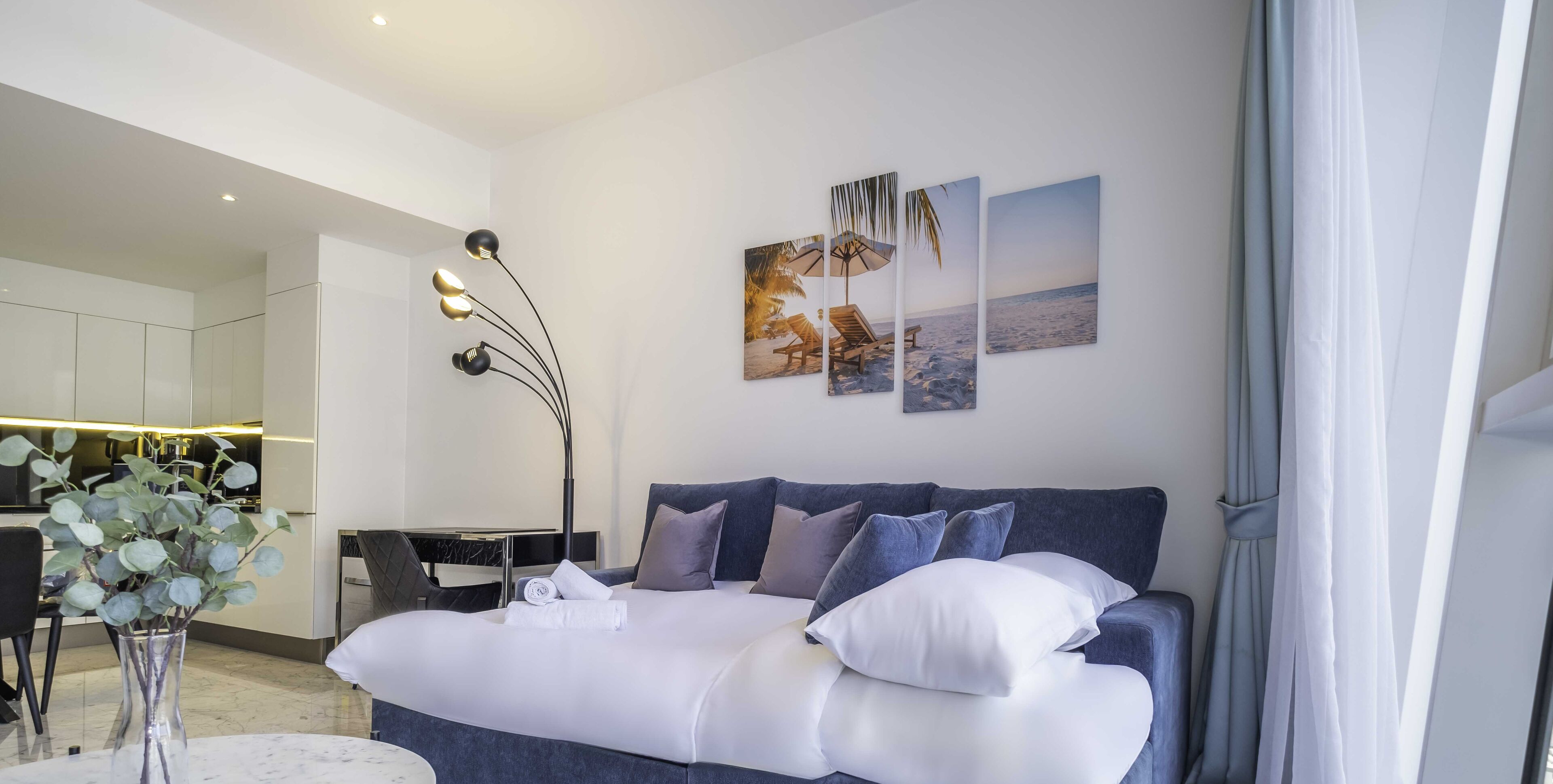 华丽公寓 | 客厅 | 55-英寸智能电视（配备有线频道）、电视、Netflix